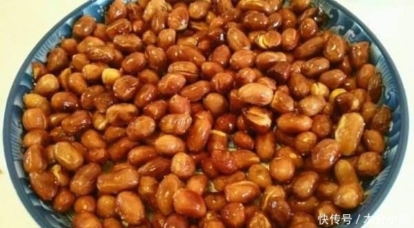 把花生|油炸花生米总是黑暗的?锅里加点,香脆不腻!
