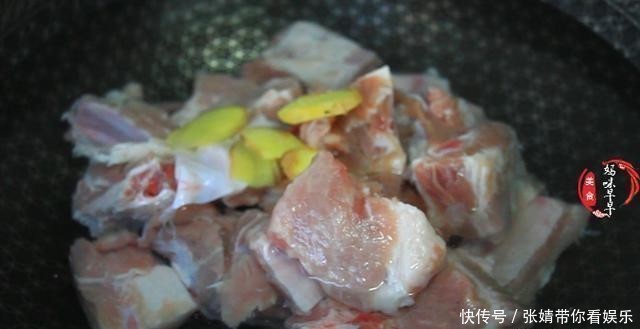 排骨|排骨焖饭怎么做好吃?告诉你正确做法,肉香不腥,米饭软糯入味