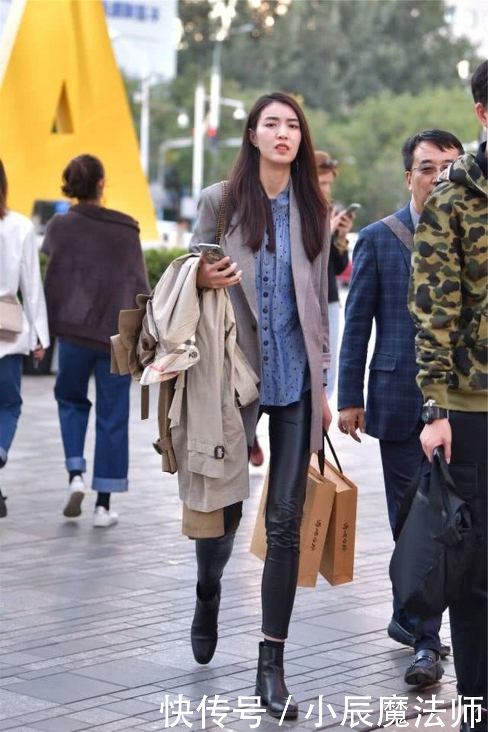 皮裤|浅灰色的西装搭配皮裤,非常时尚,女生看了也会心动