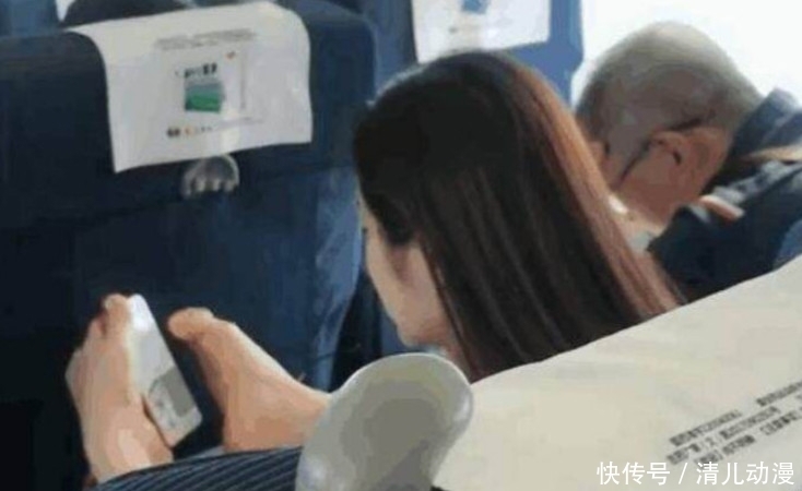 忍不住|高铁上女子把脚放桌上，男子忍不住想骂人，走近看清后却傻了！