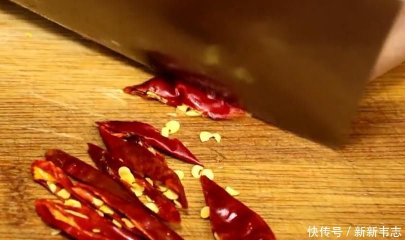 经典|经典家常菜“干煸鸡胸”,做法简单,香辣美味,开胃又下饭