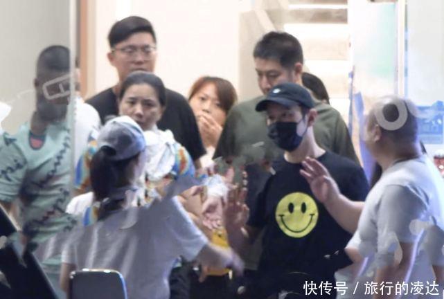  握手|黄晓明李小冉聚餐，饭后两人“握手撞怀”，不怕baby吃醋？