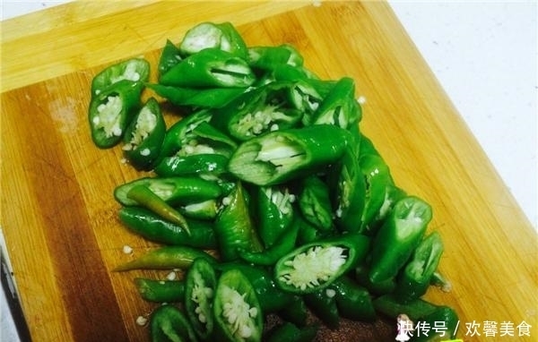 青椒|没食欲的时候，单炒一盘尖椒超下饭，您也试试吧