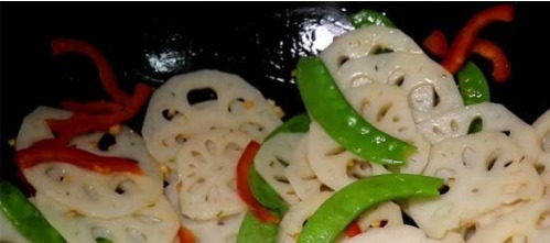 白净|莲藕一焯水就变黑?大厨:牢记一招,保证藕片白净爽脆,更入味