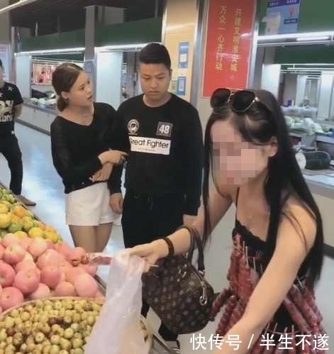 不正经|女子穿着很“不正经”的走在街上，想红想疯了！