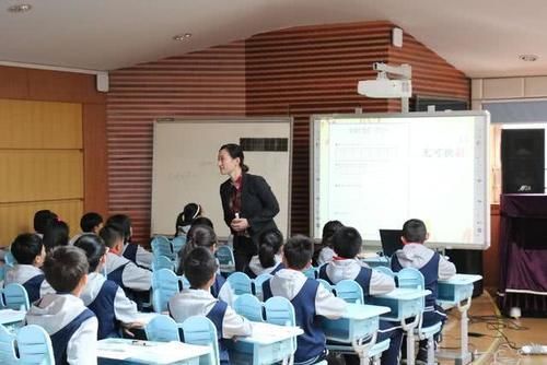  当成|这个高中科目常常被忽视，主科被当成副科，毕业之后才深感后悔