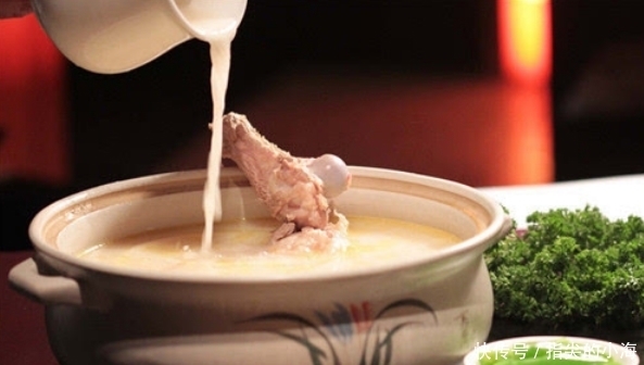 味道鲜美|炖骨头汤,别直接加水炖!下锅前多做1步,汤色白味道鲜,没腥味