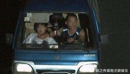  开车上路|小情侣开车遇到摄像头要克制，双手不老实，早晚要成网红