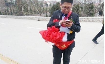 笑话|搞笑图片幽默段子笑话:孩子你考试咋没有椅子坐呢,这样很累吧?