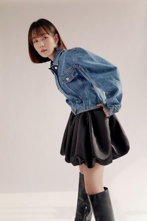  针织衫|她因《创造101》成名，今穿短款牛仔衣配花苞裙，变身帅气少女