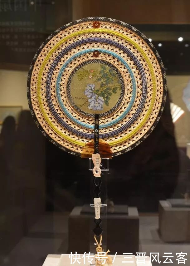 五明扇|古代皇帝上朝、出行的时候，身后为什么总有两个“大扇子”？