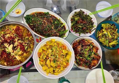 却说|老公请同事来家里吃饭,我下厨做一桌菜,上桌却说我精明过头了