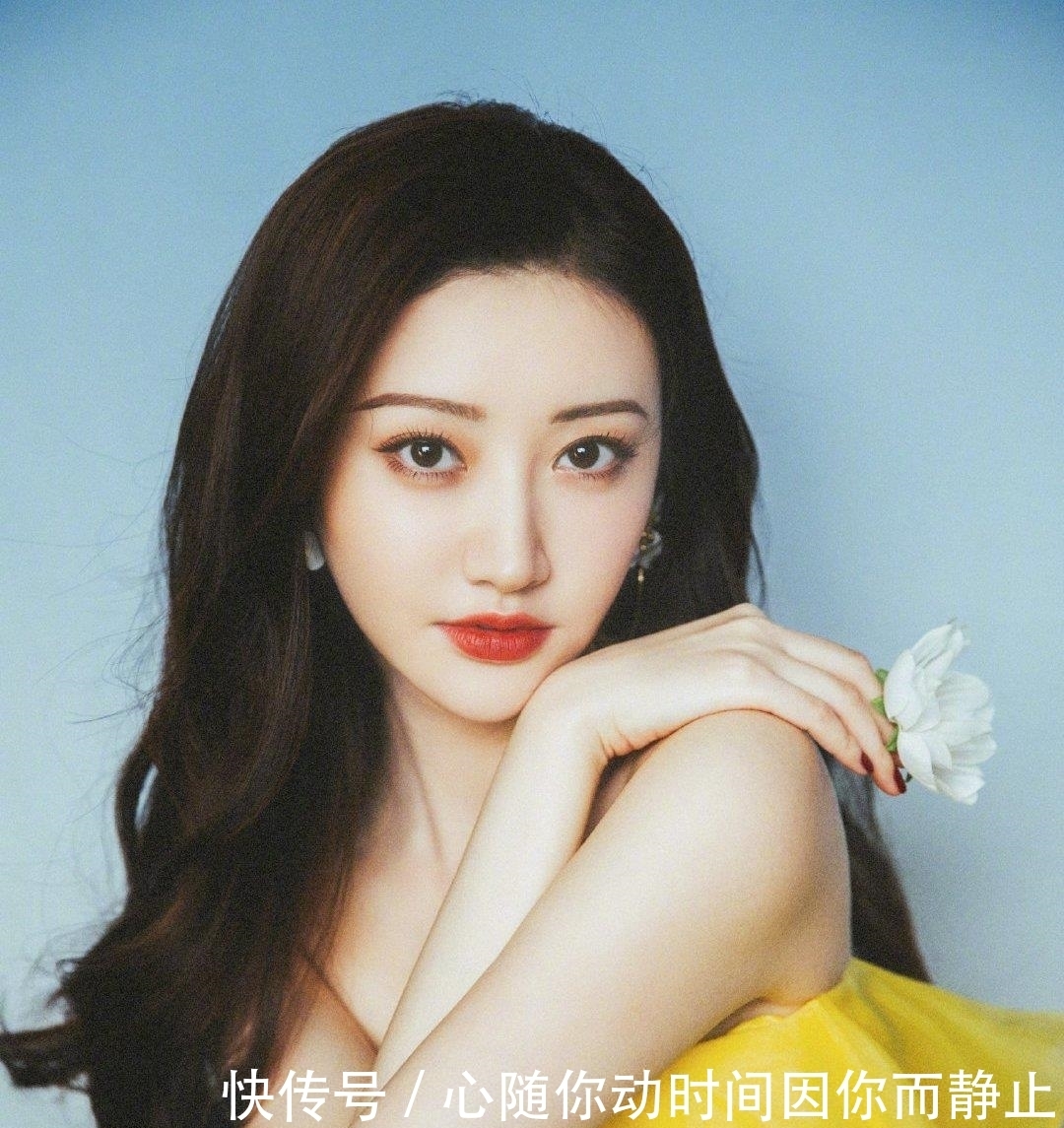  hold|景甜真的太会“装”了！冷白皮穿衣没烦恼，轻松hold黄色长裙！