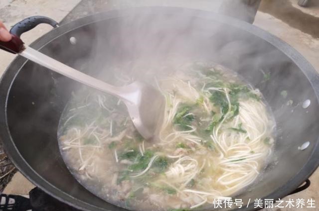 做法|秋天要多吃面条，教你个懒人做法，一锅两个人吃的精光，太香了
