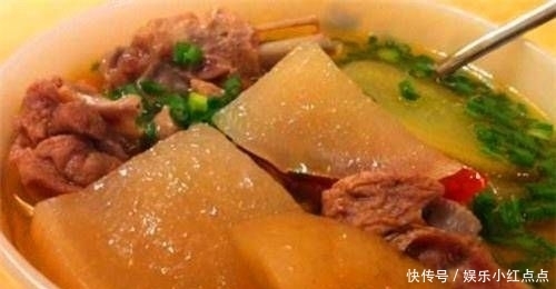  金针菇|我朋友来家吃饭。我母亲端上了一些美味的家常菜