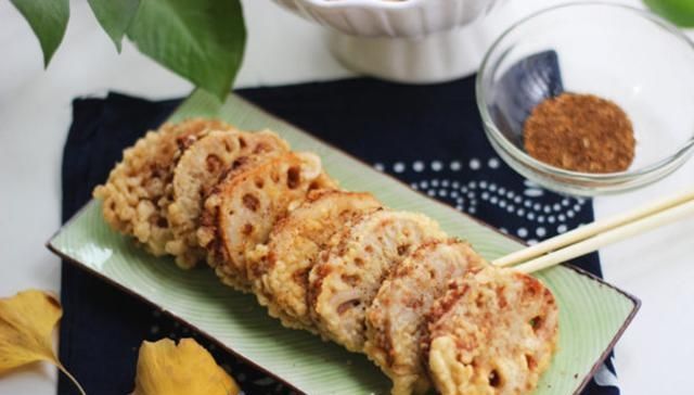 肉馅|莲藕大量上市，趁着价格便宜，弄点肉馅炸藕夹，香酥可口，真好吃