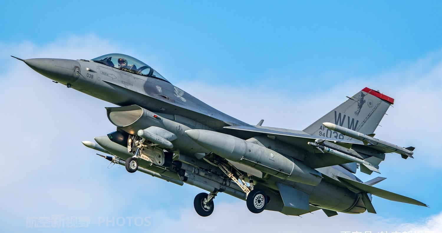 实拍|军迷深入国外基地实拍,美国空军F-16战斗机,服役多年不减当年