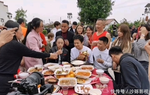  真人秀节目|原来鹿晗也是“照骗”，看到路人拍下的无美颜照，粉丝都直呼被骗了