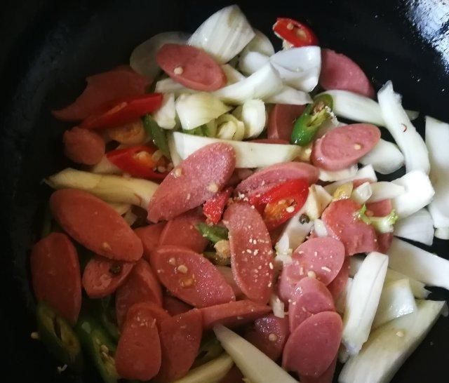 味儿|茴香球炒火腿肠,淡淡的茴香味儿,颇有点西芹的口感,味道好极了