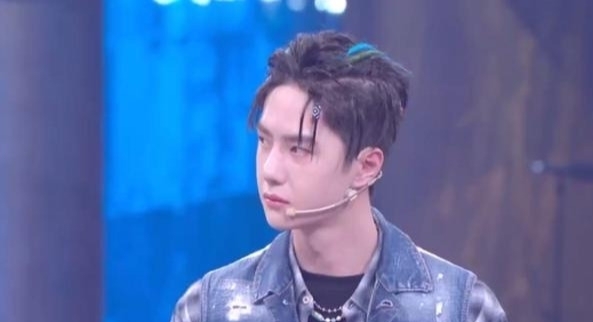  次在街舞|王一博《街舞》现场“撒谎”，自曝不用自己表情包，否认发给肖战