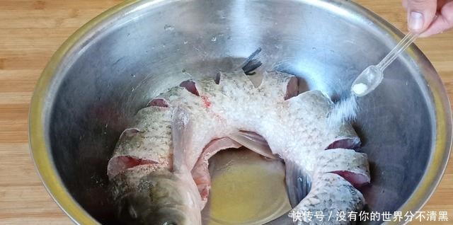 做法|炖鱼时,别直接下锅,40年大厨教你正确做法,鱼肉鲜香又劲道