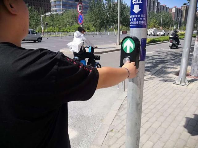 过街|新鲜丨在银川，行人过街可“自助”控制信号灯