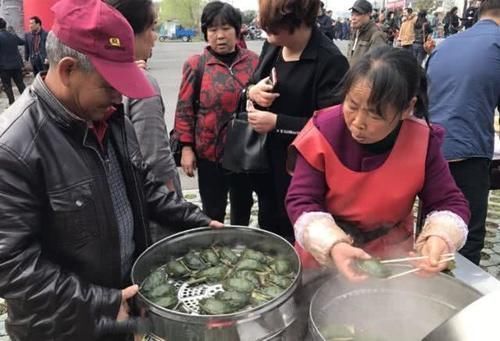 艾叶粑粑|六旬大妈路边卖“它”,成本5毛,卖价2元,三个小时能卖掉4大锅