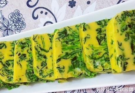 将芹菜|芹菜别炒菜了,教你新吃法,加2个鸡蛋,不炒不凉拌,鲜嫩特香