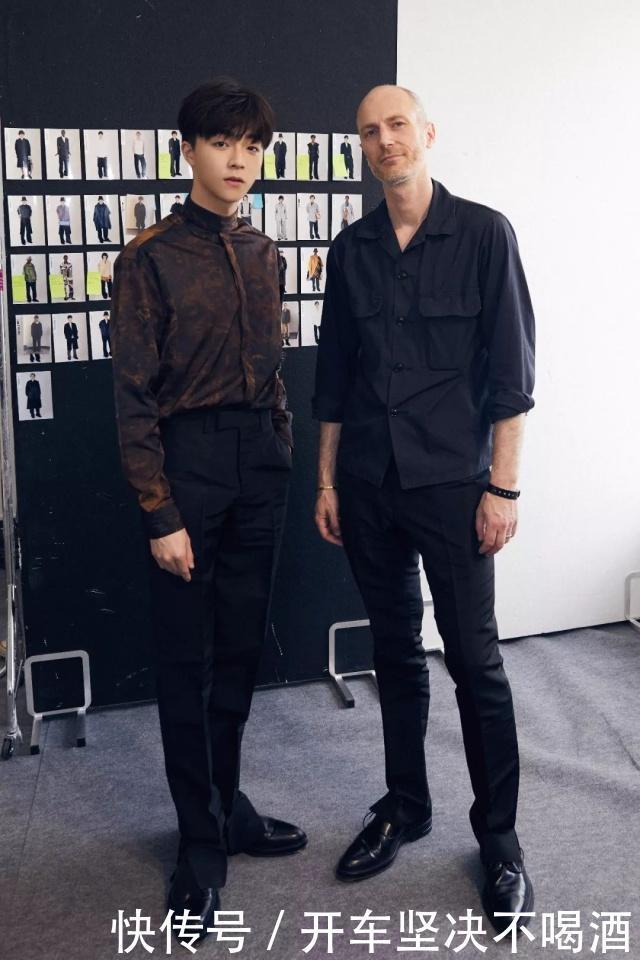 喜欢|明星都喜欢的印花衬衫,怎样穿才能保持衣品这些小细节不能忽视