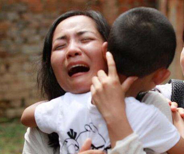 魔爪|4岁孩子被陌生人一把抱走，关键时刻喊出5个字，逃离人贩子魔爪