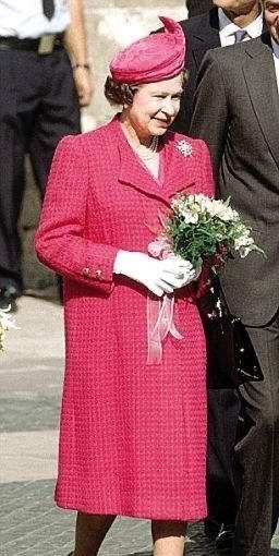 搭配|英女王的珠宝有些不吉利?原材料取自坟墓,由2000颗钻石珍珠组成