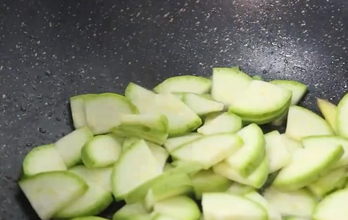 家常|西葫芦经典家常做法,做法简单,营养丰富,是道不错的下饭菜