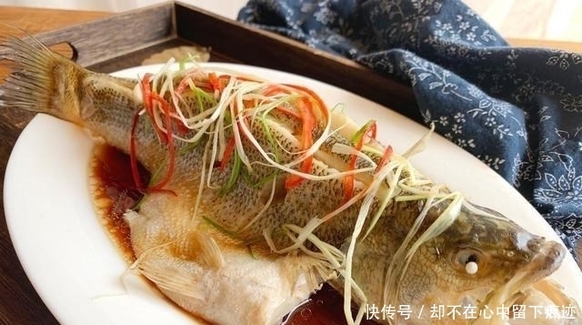  大厨|蒸鱼怎样不腥还嫩滑？放盐时机有争议，大厨分享的做法，真好用