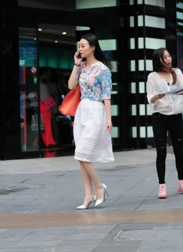 裙子|街拍:美丽大方的美女,柔美的裙子搭配,轻松展现你优雅的姿态