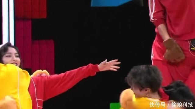  麦克|THE9首秀状况不断，刘雨昕麦克被甩飞许佳琪忘记动作赵小棠太拼了