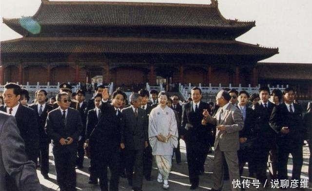 日本天皇|日本天皇首次访华时,看到欢迎会上一道菜,坚决要求撤掉,被拒绝