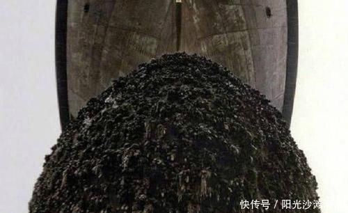  油漆|为何航母要定期返厂清理？船底一大坨海鲜让人垂涎三尺，然而专家却泼了冷水