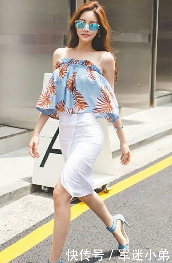 性感|路人街拍,小姐姐身穿紧身抹胸裙,充满性感韵味