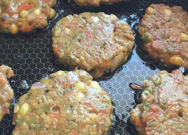 趁热|蔬菜鸡肉饼,营养丰富又健康,外面酥脆内里香软,趁热吃非常香