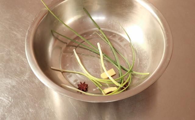 香辛料|盐水鸭非常简单,重要用90度水焯,白米醋除腥,香辛料仅用八角、麻椒