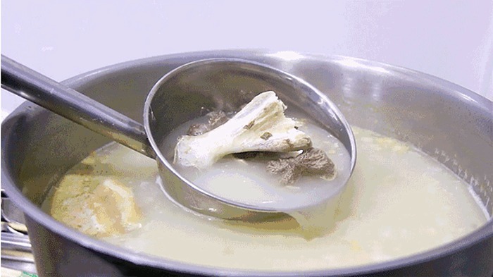 鸡架子|怎么把大骨汤熬成白色?大厨教你一招,汤色浓白鲜香,好看又好喝
