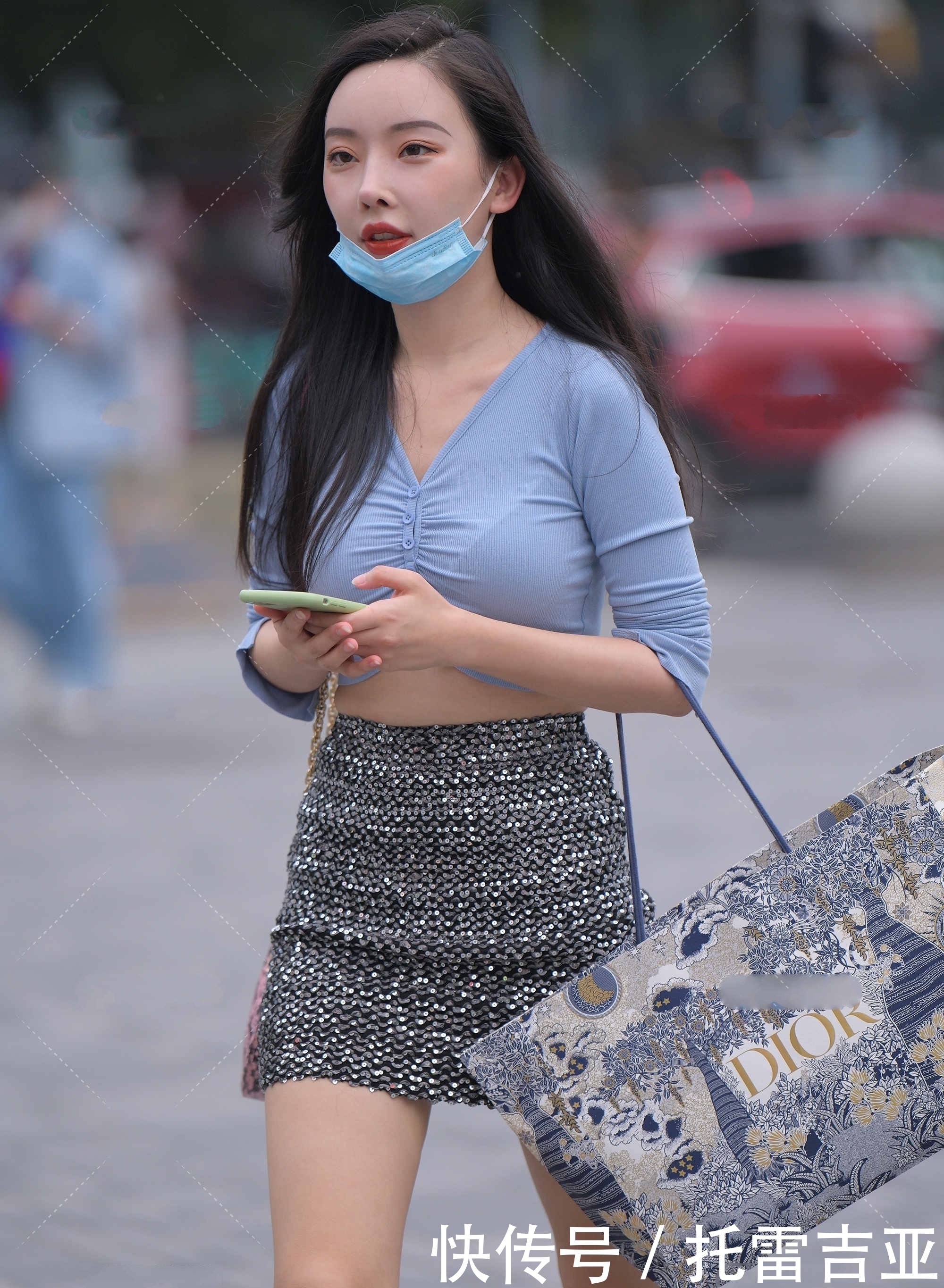 十足|天蓝色针织衣温柔大气,黑色亮片裙质感十足,这样搭配太美了