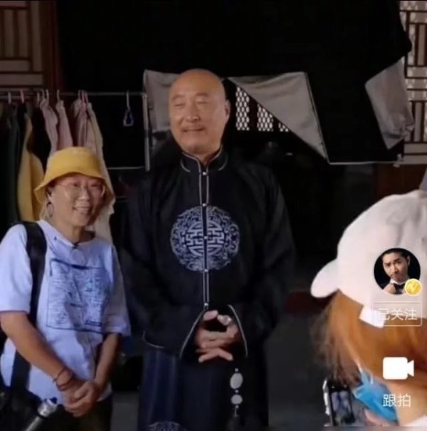  卷纸|陈佩斯父子吃饭如此接地气？盘子都不用，手边那卷纸太有生活了！