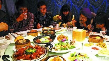 兑奖|彩票中500万大奖，男子花光积蓄请朋友吃饭，第二天兑奖当场气晕