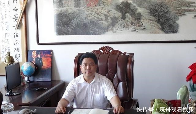 永不|“乞丐”富翁何荣峰，一饭之恩永不忘！21年后100万现金报答