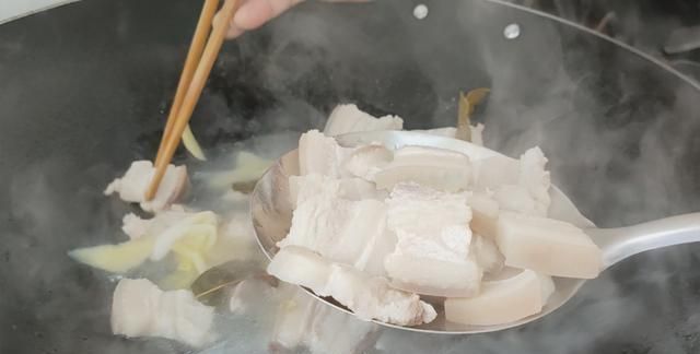 搅拌均匀|天凉了，教你一盘咸香好吃的懒人菜，饭菜一锅熟，营养下饭又省时