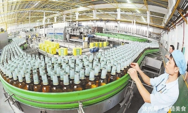 两块钱|两块钱一听的啤酒和十块钱一听的有什么区别?酒厂员工:很简单!