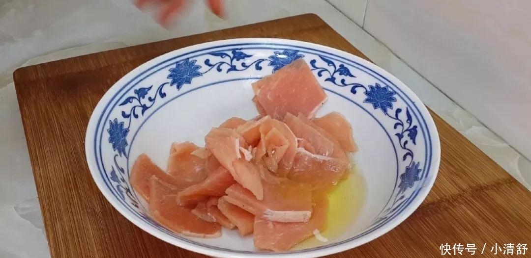 比水|1颗白菜,1块猪肉,教你简单一做,比水煮肉片都好吃,越吃越过瘾