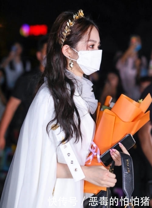 配焦|孟美岐不愧是第一名出道的,穿印花长裙配焦糖色短靴,时髦霸气