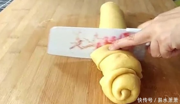 鸡蛋|鸡蛋饼如此做,不加一滴水,比面包做法简单,早餐天天吃也不腻!